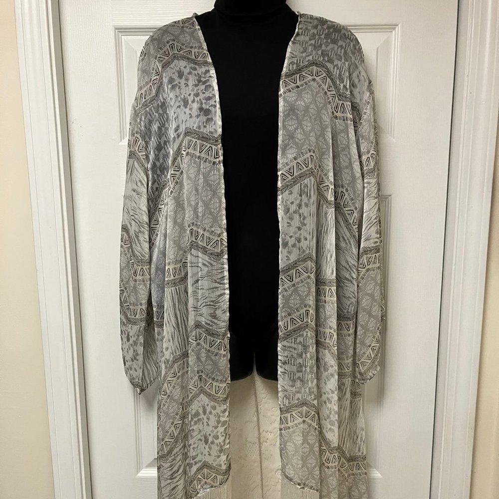 Women’s Kimono ASTR New Beautiful Fringe Never Worn Aztec Design Cover UP